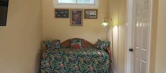 Private Woodland Cottage—Secluded Yet 5 Minutes from Town