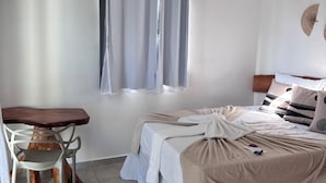 Ein Schlafzimmer mit einem Bett, einem Schreibtisch und einem Stuhl.