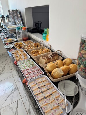 Buffet amb diferents plats i condiments.