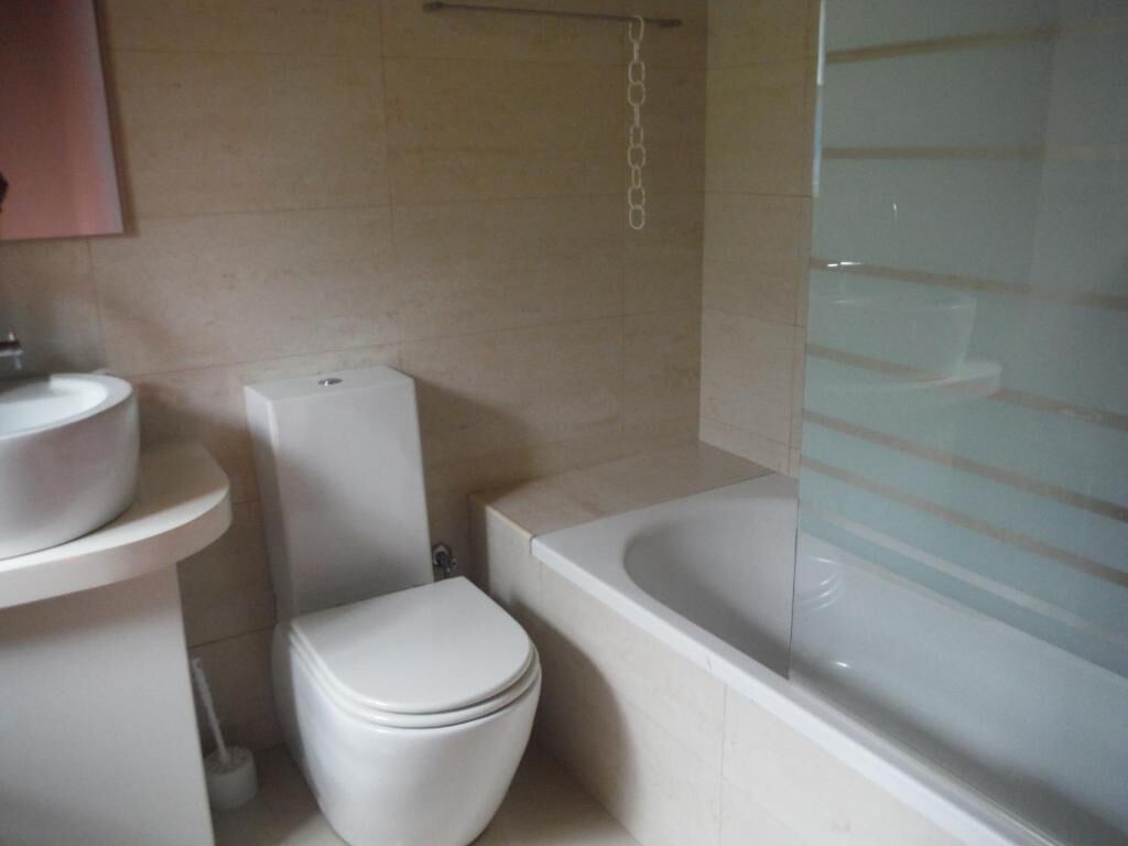 Ein Badezimmer mit Toilette, Waschbecken und Badewanne.