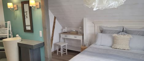 Un dormitorio con cama, mesita de noche y cómoda.