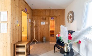 Un interior de madera con una recepción, una estatua de Buda y un adorno en la pared.