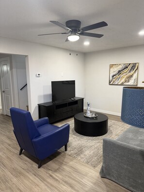 Living area - Parkside Retreat - Central DFW - Near AT&T Stadium, DFW Airport & Arlington (Grand Prairie)