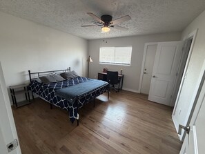 Room - Parkside Retreat - Central DFW - Near AT&T Stadium, DFW Airport & Arlington (Grand Prairie)