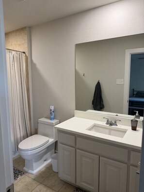 Bathroom - Parkside Retreat - Central DFW - Near AT&T Stadium, DFW Airport & Arlington (Grand Prairie)