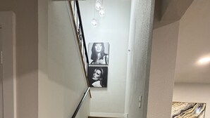 A staircase with wooden steps leading to a landing. - Parkside Retreat - Central DFW - Near AT&T Stadium, DFW Airport & Arlington (Grand Prairie)