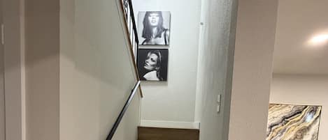 Un escalier avec des marches en bois menant à un palier.