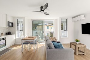 Eine moderne Wohnung mit Küche, Essbereich und Wohnzimmer.