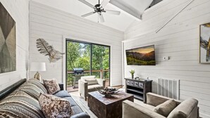 Living area - Serene 3-bedroom house with AC in beautiful Sevierville (Sevierville)