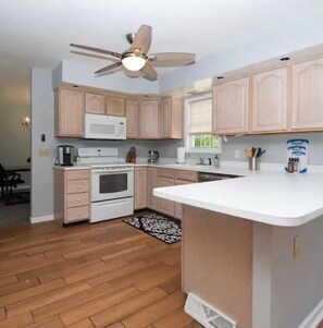 Private kitchen - Perfect 6-bedroom house with AC in gorgeous Toms River (Toms River)