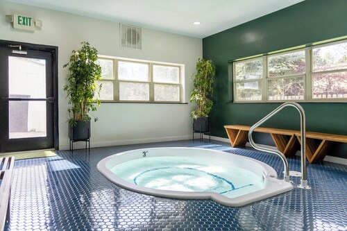 Cozy 2-bedroom Hotel Suites in charming Steamboat Springs