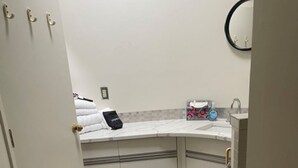 Bathroom - Perfect 4-bedroom house in Ann Arbor just steps from THE BIG HOUSE! (Ann Arbor)