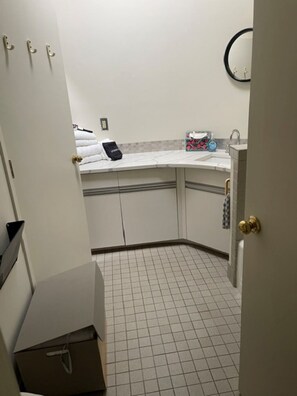 Bathroom - Perfect 4-bedroom house in Ann Arbor just steps from THE BIG HOUSE! (Ann Arbor)