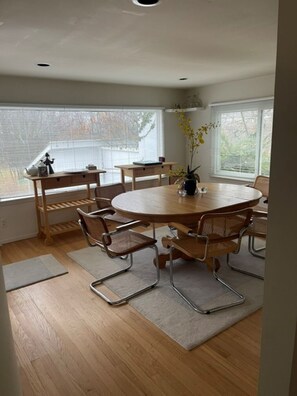 Dining - Perfect 4-bedroom house in Ann Arbor just steps from THE BIG HOUSE! (Ann Arbor)
