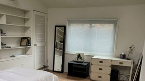 Room - Perfect 4-bedroom house in Ann Arbor just steps from THE BIG HOUSE! (Ann Arbor)