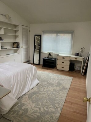 Room - Perfect 4-bedroom house in Ann Arbor just steps from THE BIG HOUSE! (Ann Arbor)