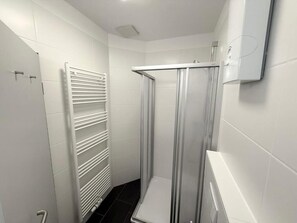 Tweepersoonskamer | Badkamer | Handdoeken, shampoo, toiletpapier