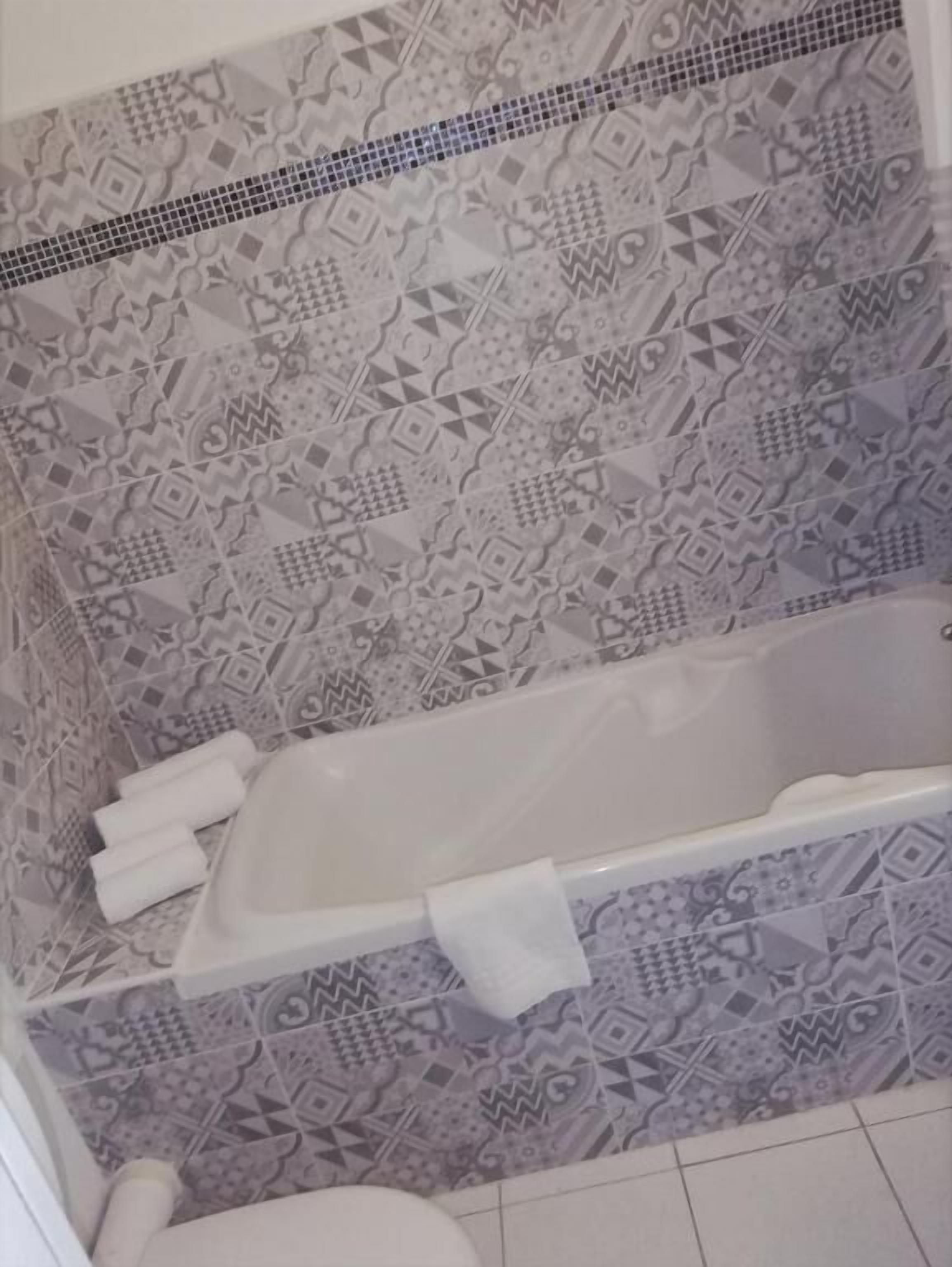 Habitación clásica doble, patio, vistas a la ciudad | Baño | Secador de pelo, toallas, jabón y champú