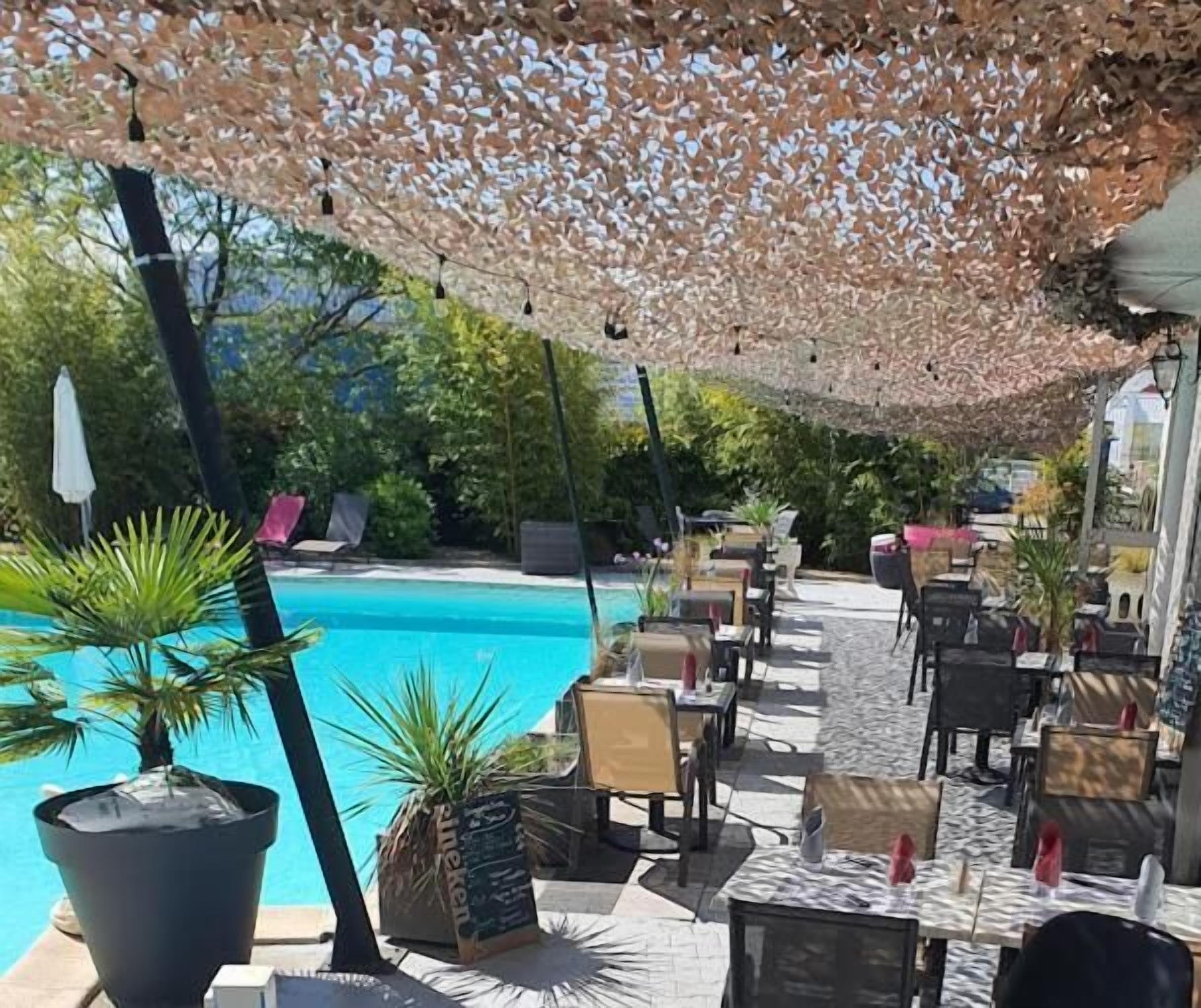 Habitación clásica con 2 camas individuales | Restaurante al aire libre