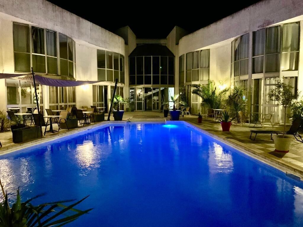 Una piscina al aire libre de temporada
