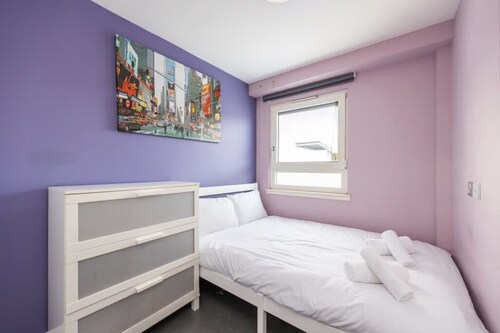 Spacious 2-Bed Apartment, Arthur's Seat Views