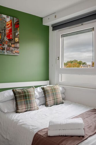 Spacious 2-Bed Apartment, Arthur's Seat Views