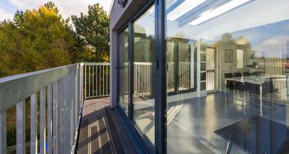 Spacious 2-Bed Apartment, Arthur's Seat Views