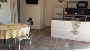 Dining - 800 meters from the sea in Les Issambres (Roquebrune-sur-Argens)