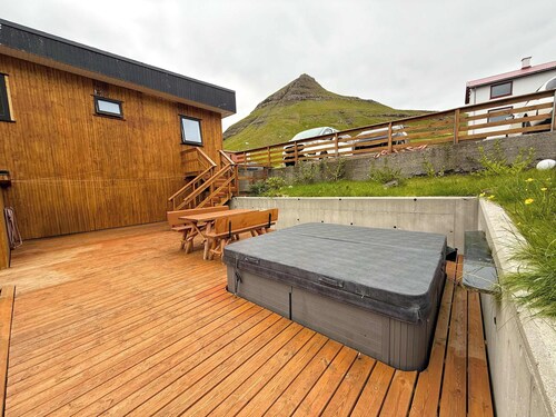 Apt 2 – Between Sea and Mountains