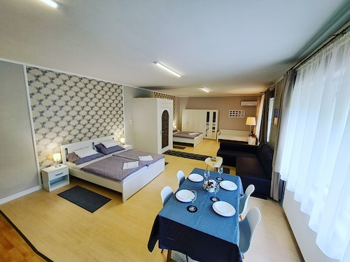 Spacious, family-friendlyapartmelt in the city center with secure parking lot!