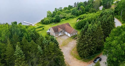 Le Repos de L'Ours | Waterfront Chalet with Private Dock