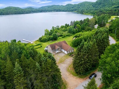 Le Repos de L'Ours | Waterfront Chalet with Private Dock