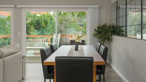 A dining area with a table, chairs, and a view of the outdoors. - Relax In Sedona/Thunder Mountain View-FLAT (Sedona)