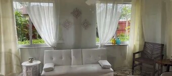 Cozy 2-bedroom house in tranquil Venice with AC comfort