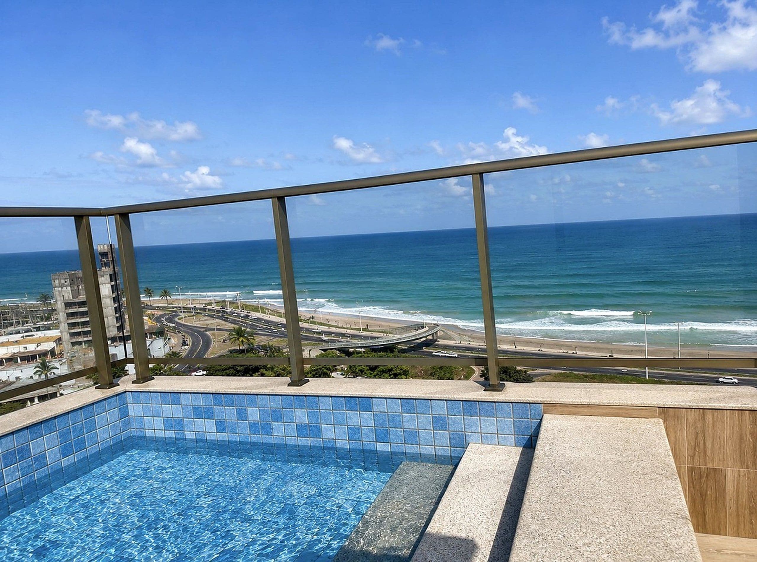 Una piscina con vistas al océano y a la playa.