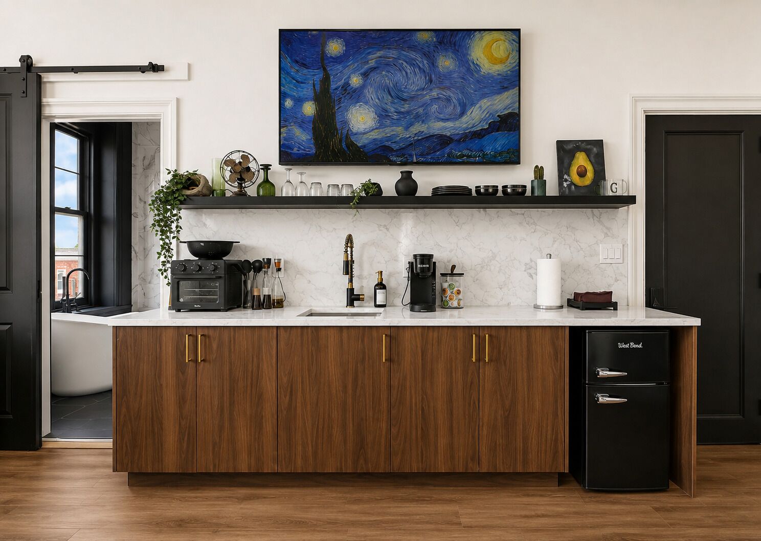 Una cocina con una isla grande, un cuadro sobre la isla y un refrigerador a la derecha.