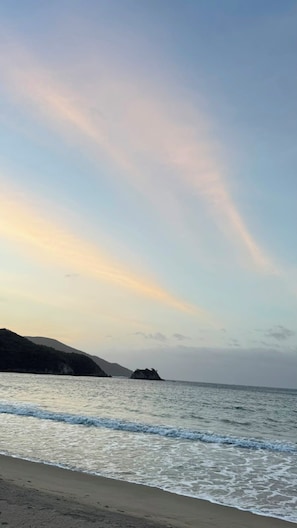 A beach with gentle waves and a clear sky. - CABAÑA LA JULIANA (Neguanje)