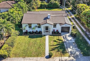 Exterior - Delightful 3-bedroom bungalow in Miami Springs (Miami Springs)