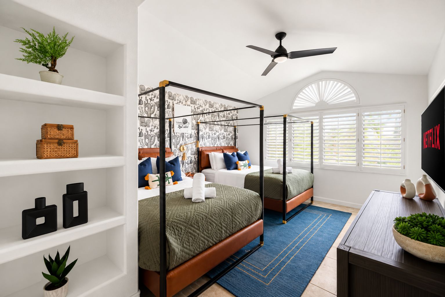 Un dormitorio moderno con cama con dosel, ventilador de techo y un ventanal con persianas.