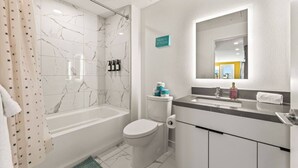 Une salle de bain moderne avec une baignoire, des toilettes et un lavabo.