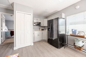 Private kitchen - The Forrestry with private entrance washer & dryer (Kissimmee)