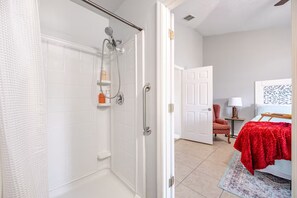 Hair dryer, towels, soap, toilet paper - The Forrestry with private entrance washer & dryer (Kissimmee)