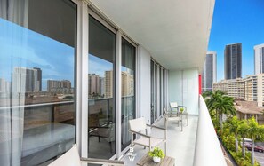 Apartment-balcony-views - Open 1BR Resort Style - Beach View & Access (Hallandale Beach)