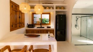 Comfort-bungalow - udsigt til have | Privat køkken | Mikrobølgeovn, kogeplade