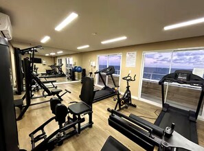 Ein Fitnessraum mit Cardiogeräten, Gewichten und Trainingsbällen.