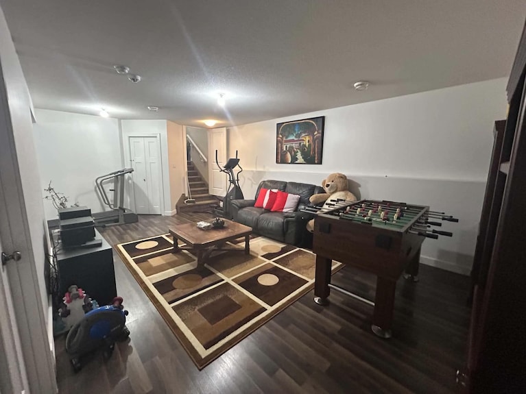 Home Sweet Home In Red Deer Alberta!! We Offer 5 Bedrooms For Your Family Stay! - Blackfalds