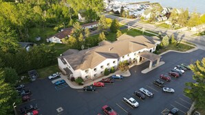 Un hotel su più piani con parcheggio, immerso nel verde e affacciato su una marina.