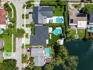 A residential area with multiple houses, a swimming pool, and a lake. - Villa Lake (Miami)
