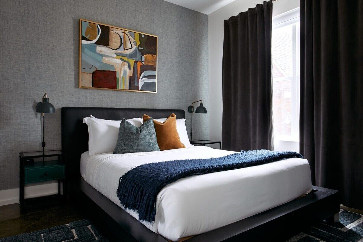 Desk, iron/ironing board, WiFi, bed sheets