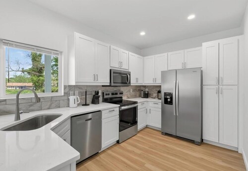 New 3bdrHome • 2 Min to Downtown.2.5 bathroom